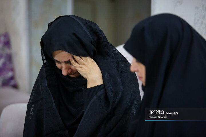 دیدار اعضای شورای شهر اصفهان با خانواده شهید ۸ ساله حوادث تروریستی اصفهان