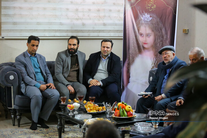 دیدار اعضای شورای شهر اصفهان با خانواده شهید ۸ ساله حوادث تروریستی اصفهان