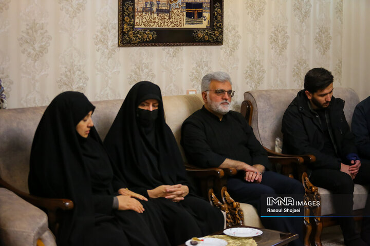 دیدار اعضای شورای شهر اصفهان با خانواده شهید مدافع امنیت «مصطفی علیخانی»