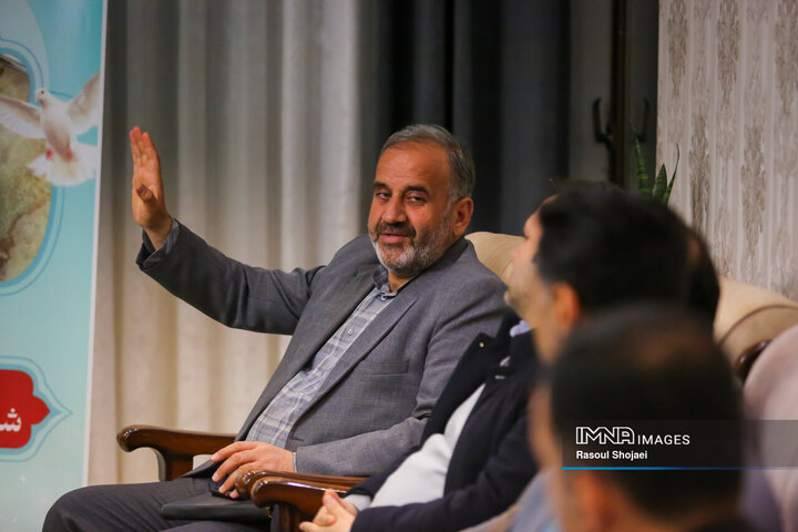 دیدار اعضای شورای شهر اصفهان با خانواده شهید مدافع امنیت «مصطفی علیخانی»