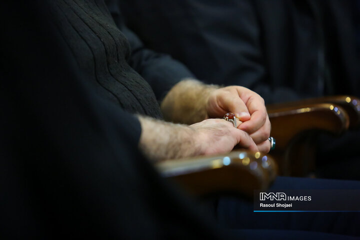 دیدار اعضای شورای شهر اصفهان با خانواده شهید مدافع امنیت «مصطفی علیخانی»