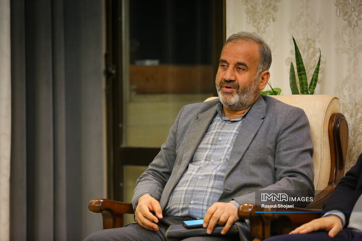 دیدار اعضای شورای شهر اصفهان با خانواده شهید مدافع امنیت «مصطفی علیخانی»