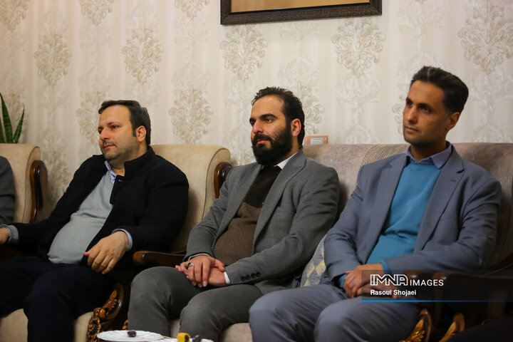 دیدار اعضای شورای شهر اصفهان با خانواده شهید مدافع امنیت «مصطفی علیخانی»