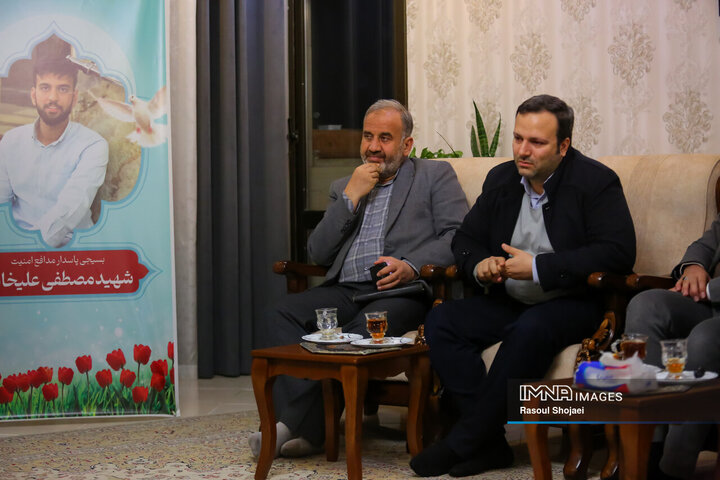 دیدار اعضای شورای شهر اصفهان با خانواده شهید مدافع امنیت «مصطفی علیخانی»