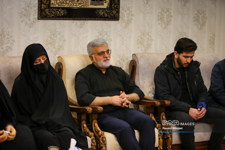 دیدار اعضای شورای شهر اصفهان با خانواده شهید مدافع امنیت «مصطفی علیخانی»