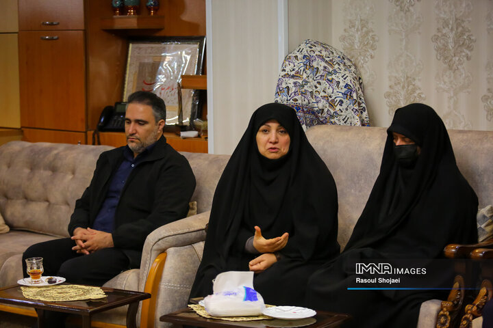 دیدار اعضای شورای شهر اصفهان با خانواده شهید مدافع امنیت «مصطفی علیخانی»