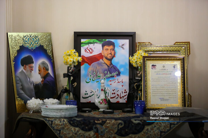 دیدار اعضای شورای شهر اصفهان با خانواده شهید مدافع امنیت «مصطفی علیخانی»