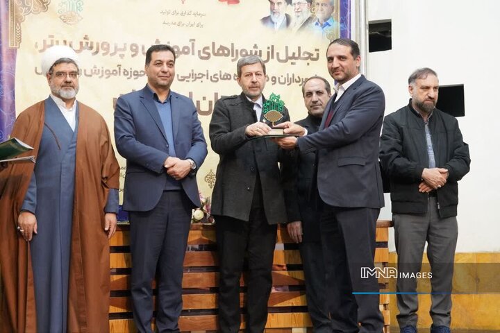 مدیر منطقه یک اصفهان، شهردار برتر در شورای آموزش و پرورش استان شد