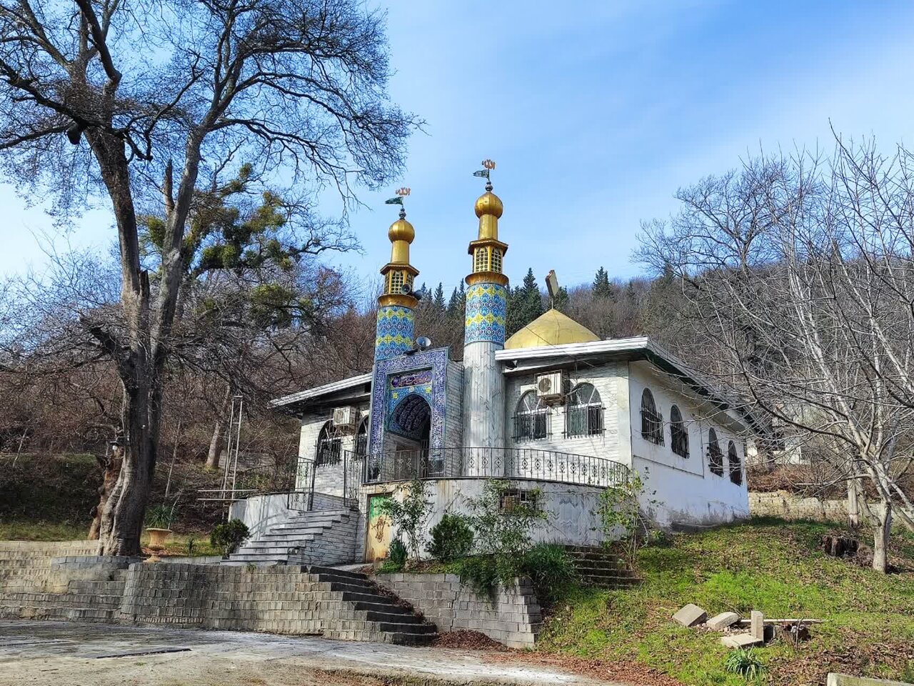 آتش‌زدن ساختمان امامزادگان سه‌تن ساری به دست معاندین