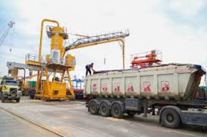 ترخیص بیش از ۶۰ هزار تن کالاهای اساسی از بندر امیرآباد