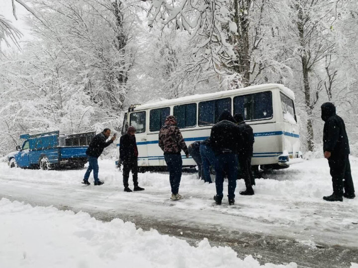 انسداد جاده‌های روستایی مازندران بر اثر بارش برف و کولاک