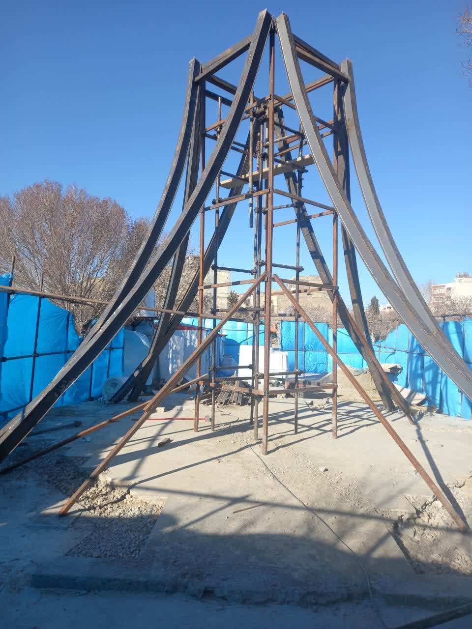 پیشرفت ۵۵ درصدی المان شهید گمنام بوستان گل محمدی