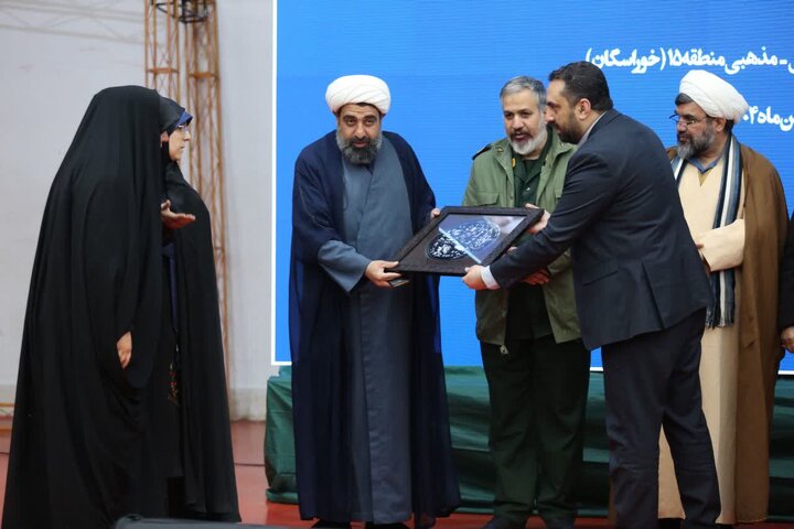 تجلیل از خانواده شهید حسین رمضانی در همایش فعالان فرهنگی، اجتماعی، ورزشی و مذهبی منطقه ۱۵