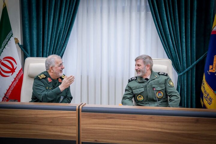 دیدار صمیمانه فرماندهان ارتش و سپاه به مناسبت روز پاسدار