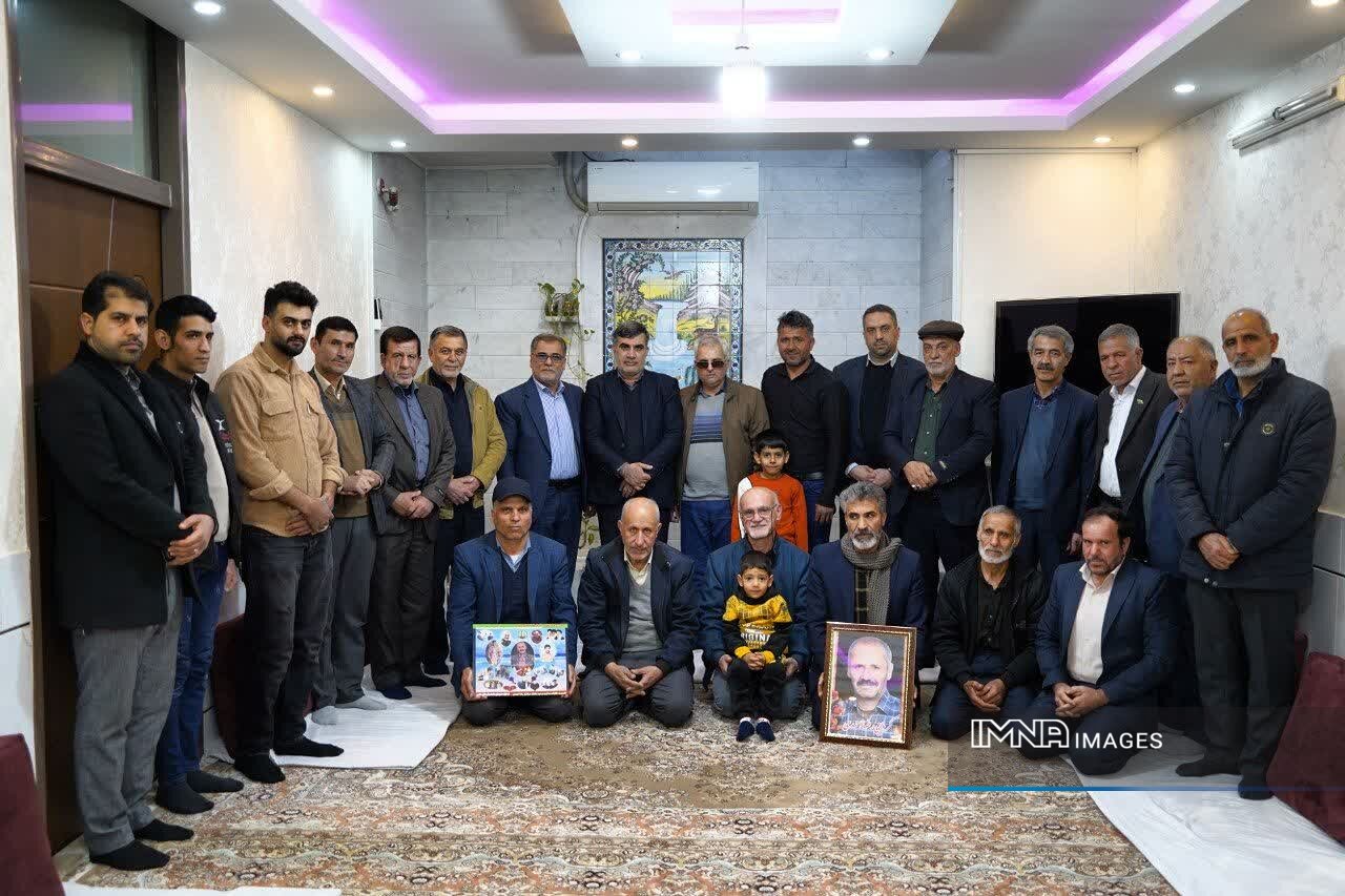 تجلیل مدیر منطقه ۱۵ اصفهان از خانواده جانباز مرحوم رضا احمدی