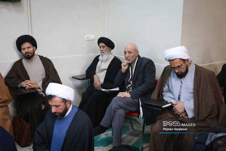 خروش حوزویان اصفهان در محکومیت اهانت به قرآن، مقدسات اسلامی و مقام معظم رهبری