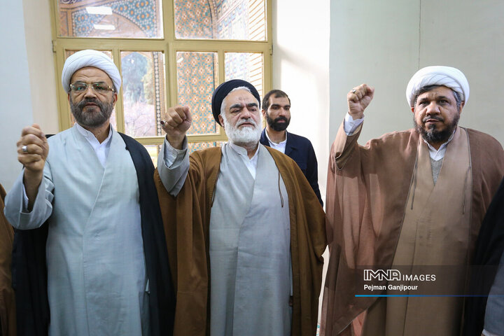 خروش حوزویان اصفهان در محکومیت اهانت به قرآن، مقدسات اسلامی و مقام معظم رهبری