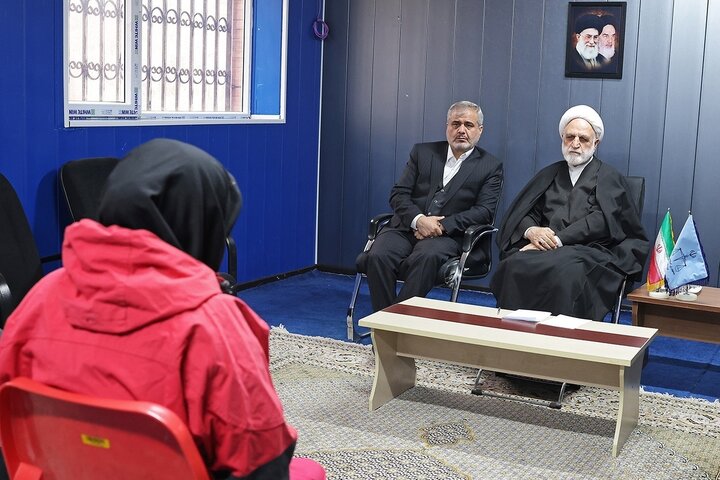 براساس بخشنامه سازمان زندان‌ها الزام زنان به استفاده از چادر ممنوع است