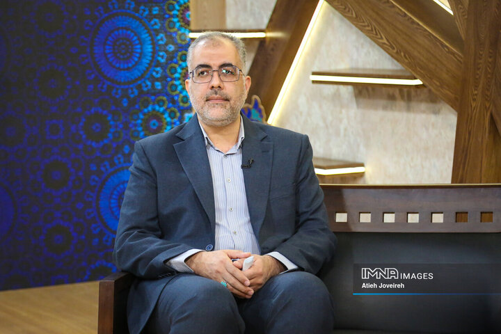 کاشت ۳۱۳ اصله درخت سرو به‌یاد شهدای جنگ رمضان و رهبر شهید انقلاب در باغ رضوان