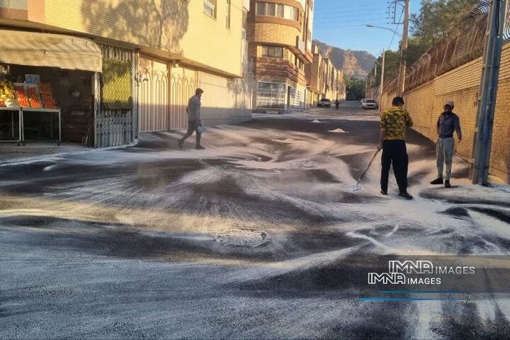 اجرای عملیات لکه‌گیری و ترمیم آسفالت معابر منطقه ۵ اصفهان