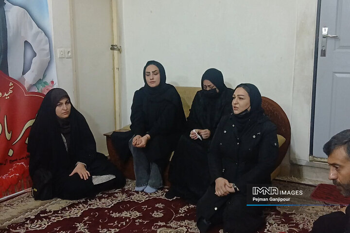 دیدار جمعی از مدیران شهری با خانواده شهید مدافع امنیت «امیر باقری»