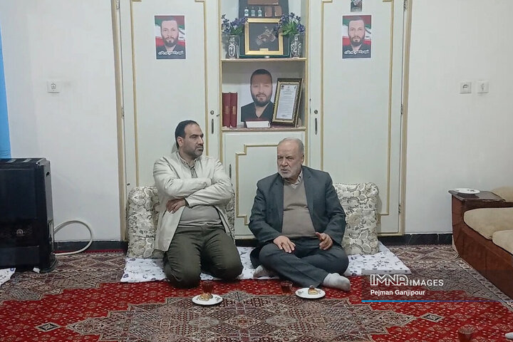 دیدار جمعی از مدیران شهری با خانواده شهید مدافع امنیت «امیر باقری»