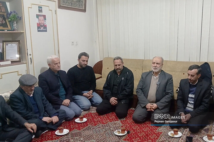دیدار جمعی از مدیران شهری با خانواده شهید مدافع امنیت «امیر باقری»