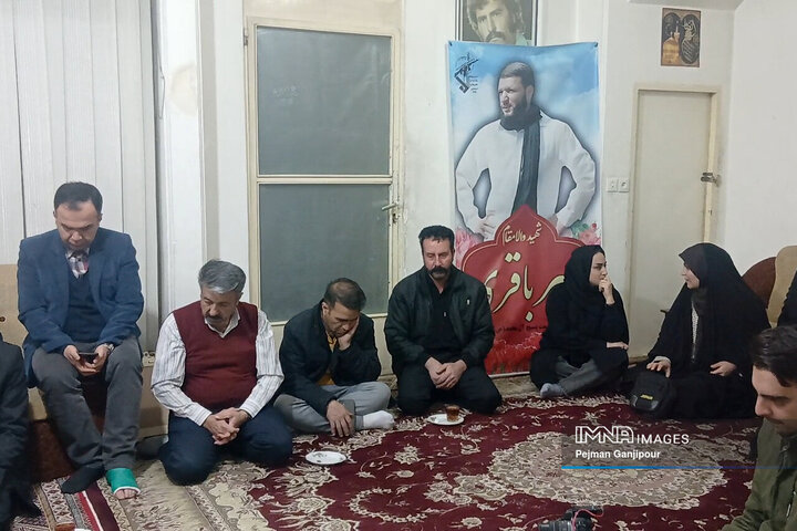 دیدار جمعی از مدیران شهری با خانواده شهید مدافع امنیت «امیر باقری»