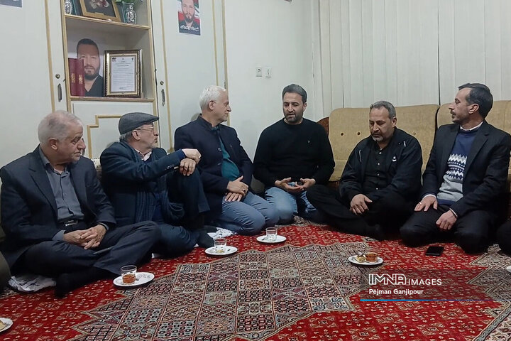 دیدار جمعی از مدیران شهری با خانواده شهید مدافع امنیت «امیر باقری»