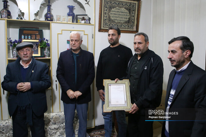 دیدار جمعی از مدیران شهری با خانواده شهید مدافع امنیت «امیر باقری»