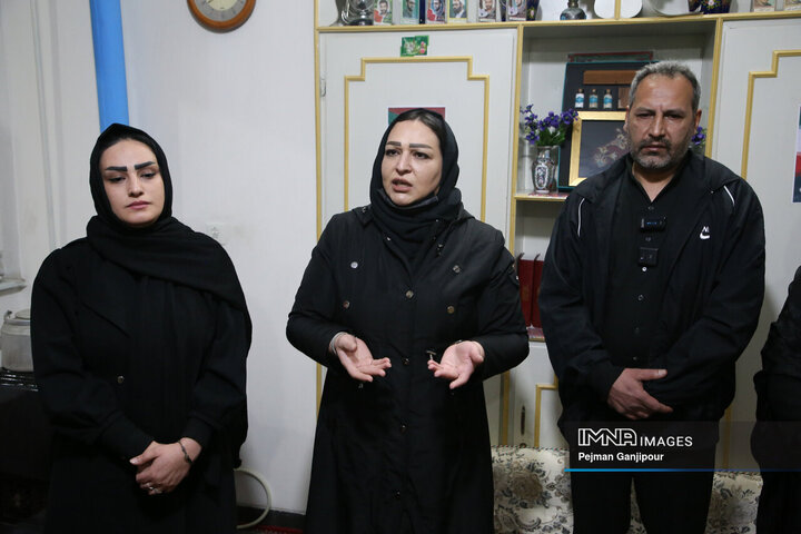 دیدار جمعی از مدیران شهری با خانواده شهید مدافع امنیت «امیر باقری»