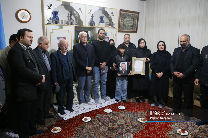 دیدار جمعی از مدیران شهری با خانواده شهید مدافع امنیت «امیر باقری»