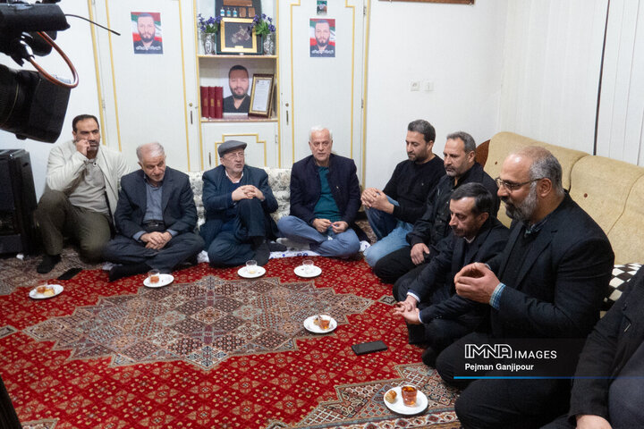 دیدار جمعی از مدیران شهری با خانواده شهید مدافع امنیت «امیر باقری»