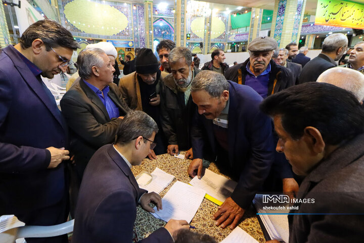 میز خدمت بررسی مشکلات شهروندان منطقه ۸ شهرداری اصفهان