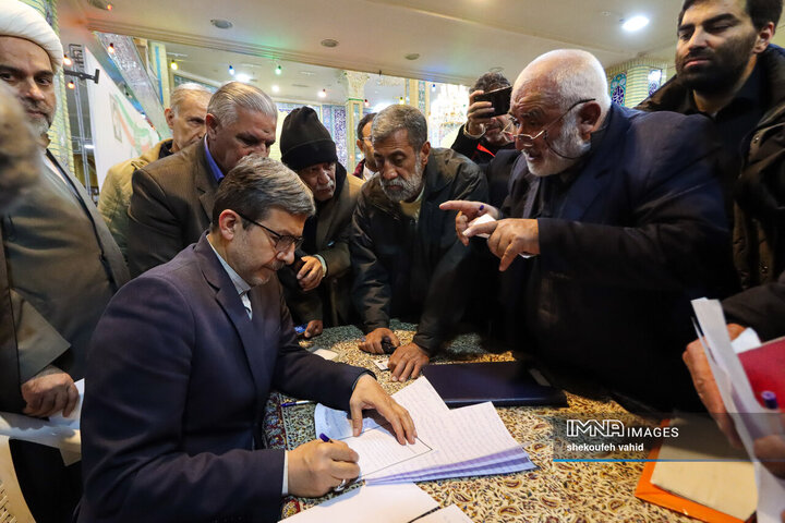 میز خدمت بررسی مشکلات شهروندان منطقه ۸ شهرداری اصفهان