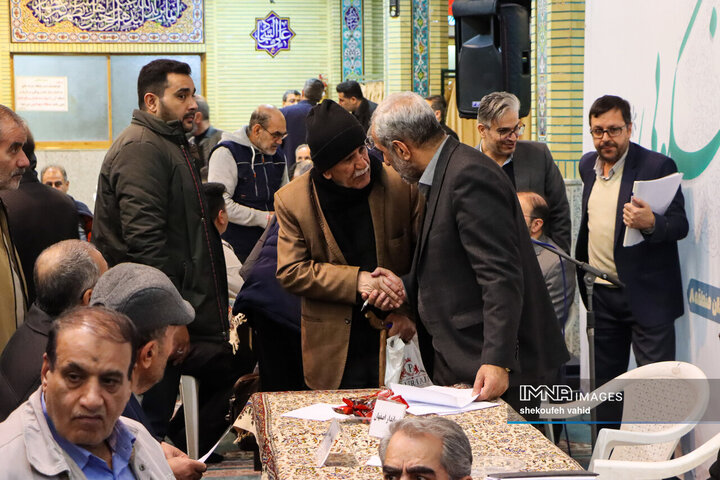 میز خدمت بررسی مشکلات شهروندان منطقه ۸ شهرداری اصفهان