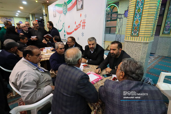 میز خدمت بررسی مشکلات شهروندان منطقه ۸ شهرداری اصفهان