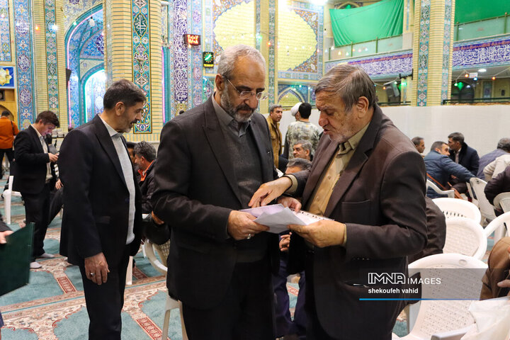 میز خدمت بررسی مشکلات شهروندان منطقه ۸ شهرداری اصفهان