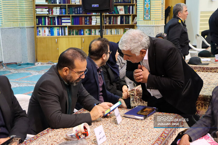 میز خدمت بررسی مشکلات شهروندان منطقه ۸ شهرداری اصفهان