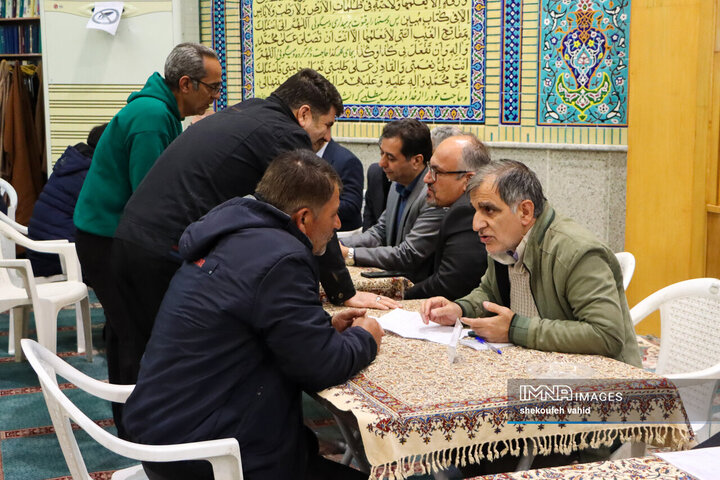 میز خدمت بررسی مشکلات شهروندان منطقه ۸ شهرداری اصفهان