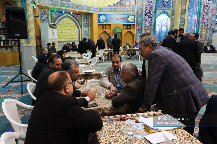 میز خدمت بررسی مشکلات شهروندان منطقه ۸ شهرداری اصفهان