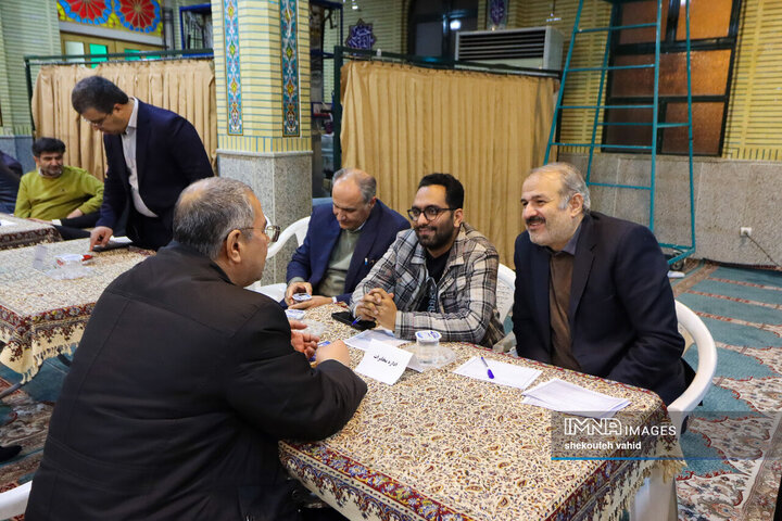 میز خدمت بررسی مشکلات شهروندان منطقه ۸ شهرداری اصفهان