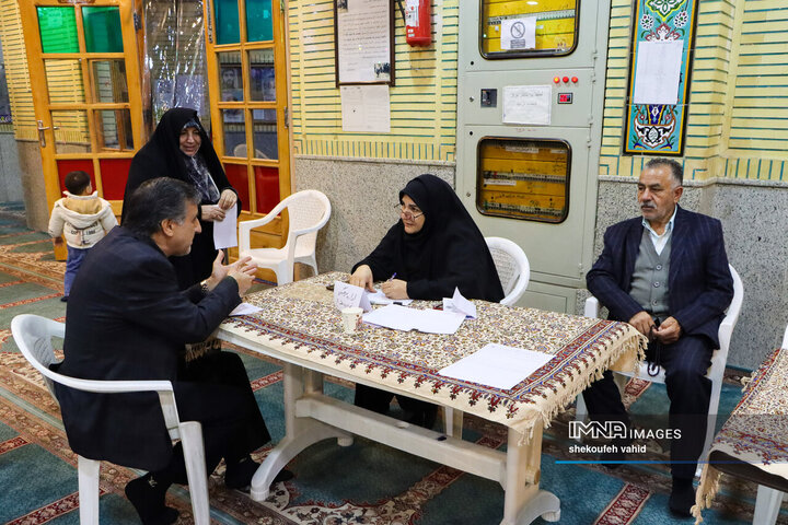 میز خدمت بررسی مشکلات شهروندان منطقه ۸ شهرداری اصفهان