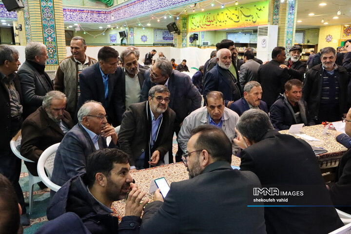 میز خدمت بررسی مشکلات شهروندان منطقه ۸ شهرداری اصفهان