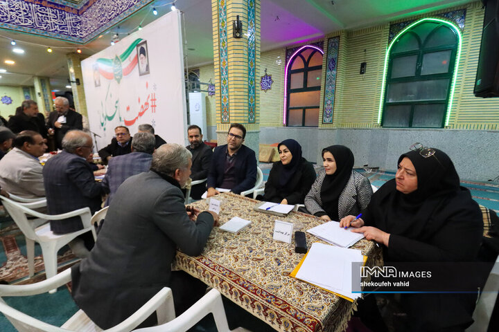 میز خدمت بررسی مشکلات شهروندان منطقه ۸ شهرداری اصفهان