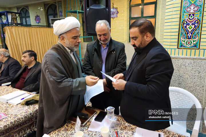 میز خدمت بررسی مشکلات شهروندان منطقه ۸ شهرداری اصفهان