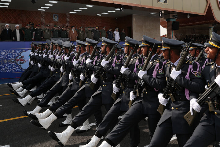 ارتش مقتدرانه کنار سپاه ایستاده است