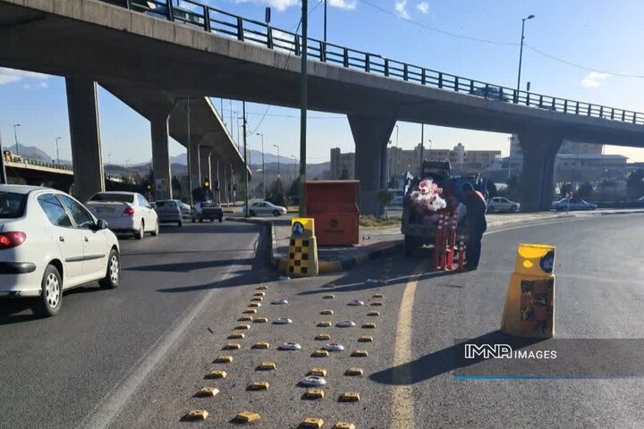 ایمن‌سازی گلوگاه‌های ترافیکی بزرگراه شهید دستجردی با نصب ۵۰۰ بولارد