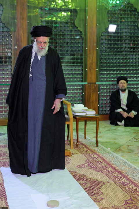 حضور رهبر معظم انقلاب در حرم مطهر حضرت امام خمینی(ره)