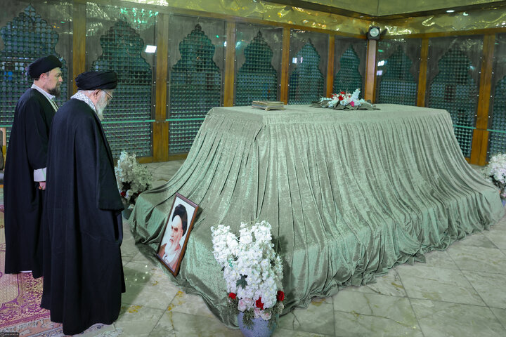 حضور رهبر معظم انقلاب در حرم مطهر حضرت امام خمینی(ره)